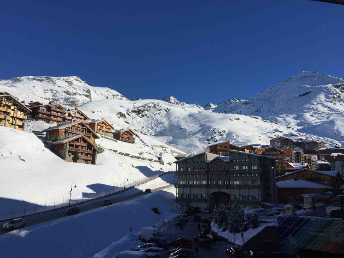 Vue en hiver - Parking P1 a droite - Altineige Val Thorens